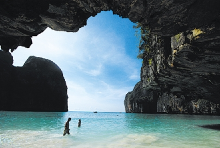 泰国旅游胜地皮皮岛玛雅海滩每年封4个月