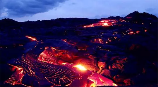 夏威夷火山持续喷发 当地旅游业损失数百万美元