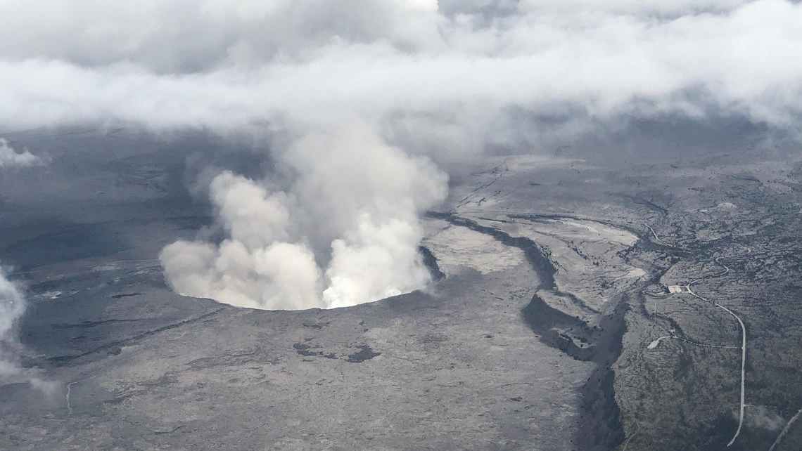 比岩浆和火山灰更值得注意的 是夏威夷火山喷出的火山烟雾
