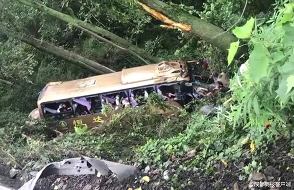 四川乐山境内一辆载客38人的旅游车翻下路坡  已致2人死亡