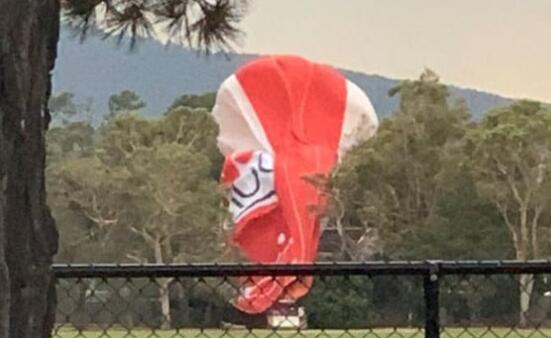 疑载中国游客热气球在澳洲意外坠落 幸无人员伤亡