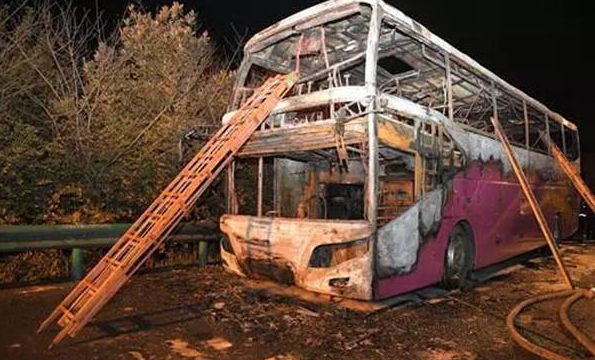 郑州旅游大巴在湖南起火26人死亡 2名司机已被控制