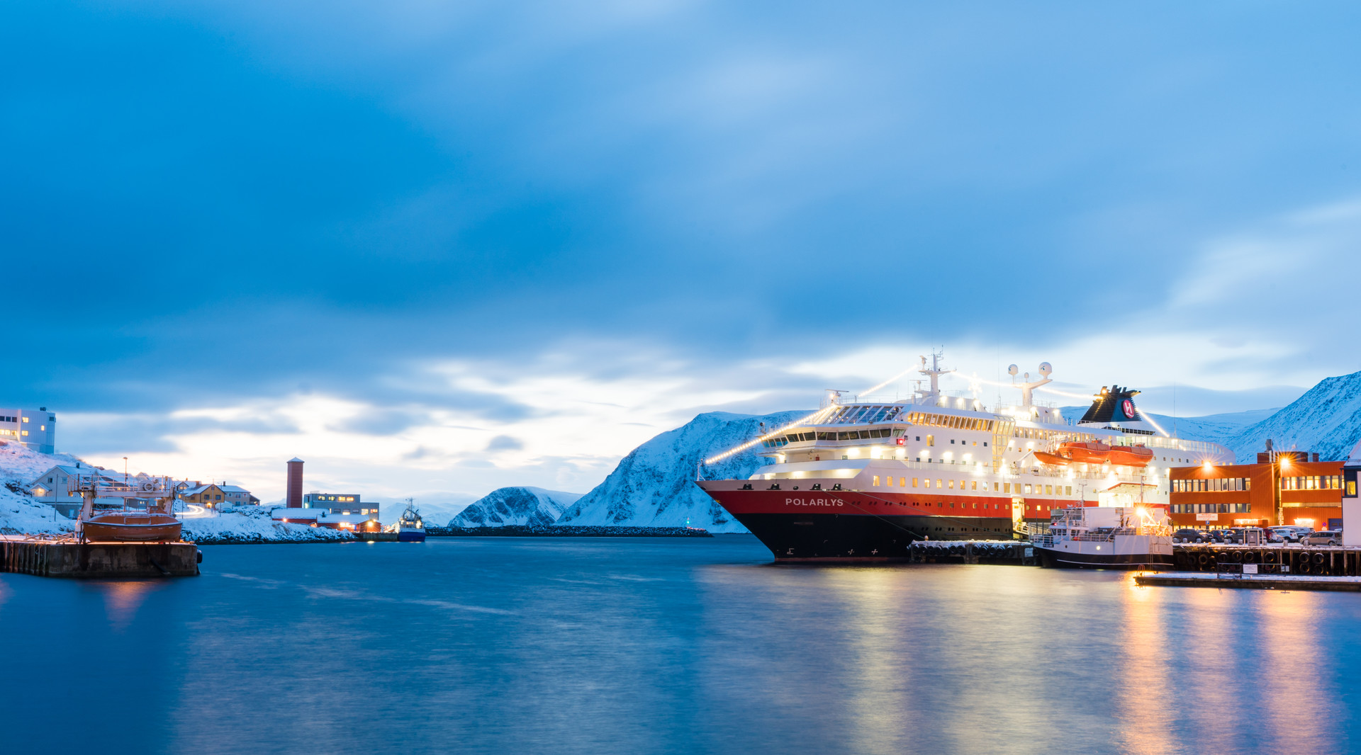 遇险挪威邮轮安全抵达港口 超1300人全部上岸