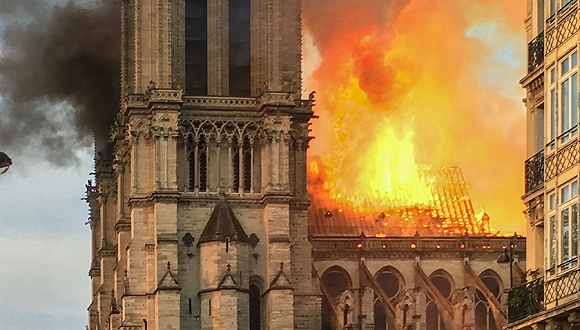 初步调查：巴黎圣母院起火点可能位于塔尖下方