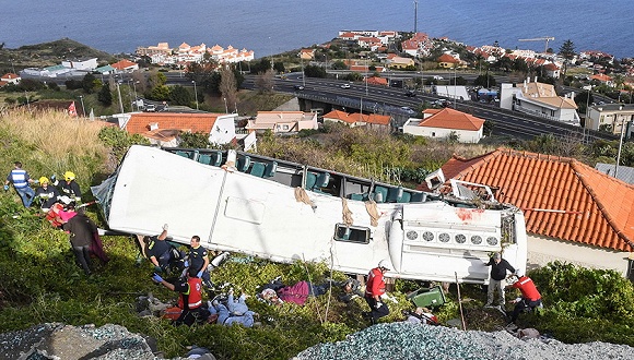 葡萄牙旅游车翻车至少28死 均为德国游客