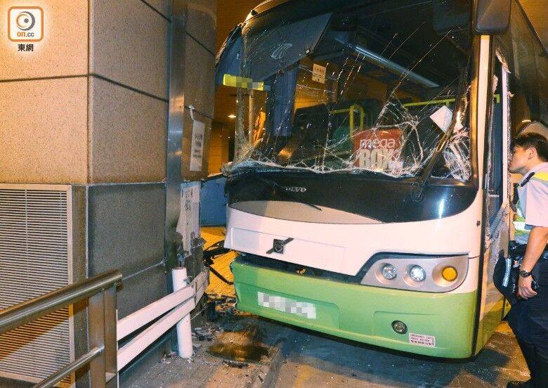 突发！香港九龙湾一旅游巴士失控酿惨剧：16人受伤，1人送医不治
