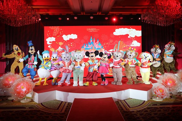 上海迪士尼度假区邀游客与米奇米妮共贺鼠年新春
