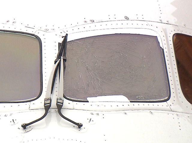 日航波音787客机起飞时驾驶舱玻璃裂成“蜘蛛网”