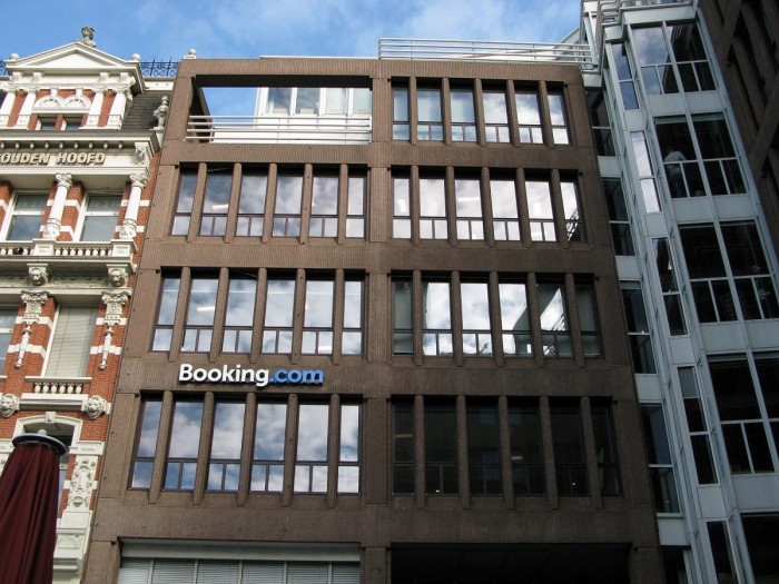 Booking.com将裁减2700个客户服务职位