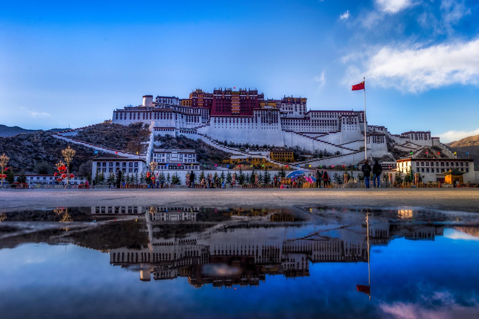 西藏：旅游先导产业地位进一步确立